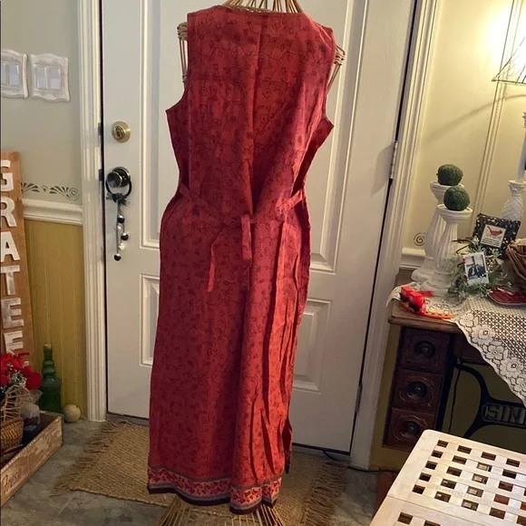 Elegant Red Sleeveless Dress - Picture 2 of 3